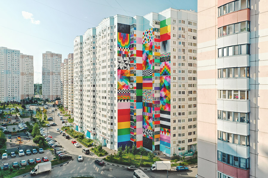 Flags of freedom, obra del año 2019 de Okuda San Miguel en un edificio de viviendas de Moscú