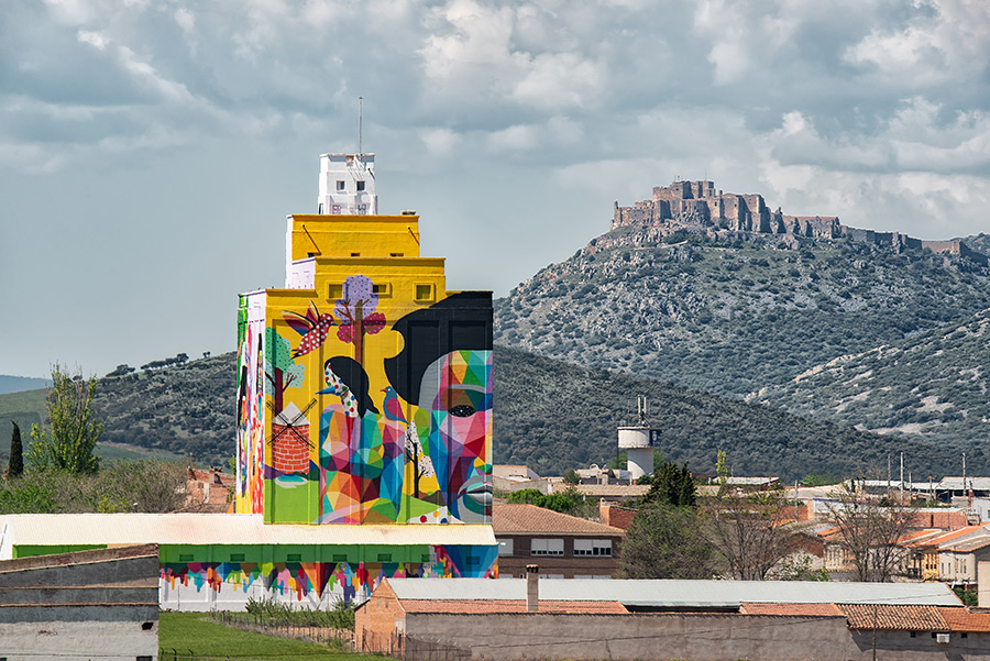 Titanes, obra de Okuda San Miguel realizada en La Mancha, en Calzada de Calatrava en el año 2019