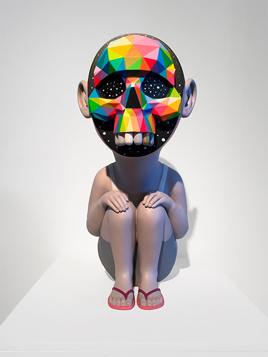 Obra de Okuda San Miguel Bad Dream, escultura en cerámica y fibra de vidrio, vista 1