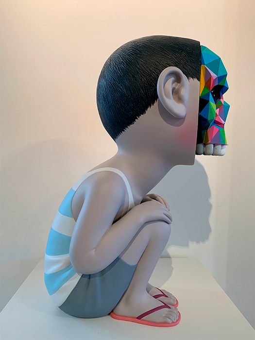 Obra de Okuda San Miguel Bad Dream, escultura en cerámica y fibra de vidrio, vista 1
