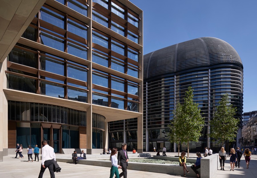 Imagen del exterior del edificio de Bloomberg situado cerca del Banco de Inglaterra, la Catedral de San Pablo y la iglesia de San Esteban de Walbrook en el corazón de Square Mile