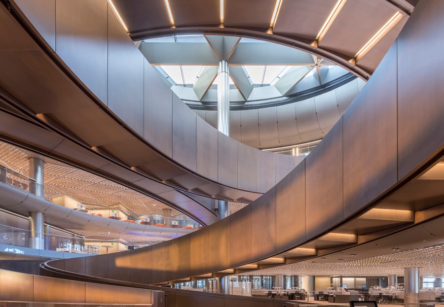 Por encima de la rampa se encuentra una estructura que permite la entrada en el edificio luz natural