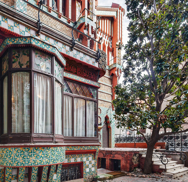 Detalle decorativo del exterior de la Casa Vicens realizada por el arquitecto catalán Antonio Gaudí en Barcelona