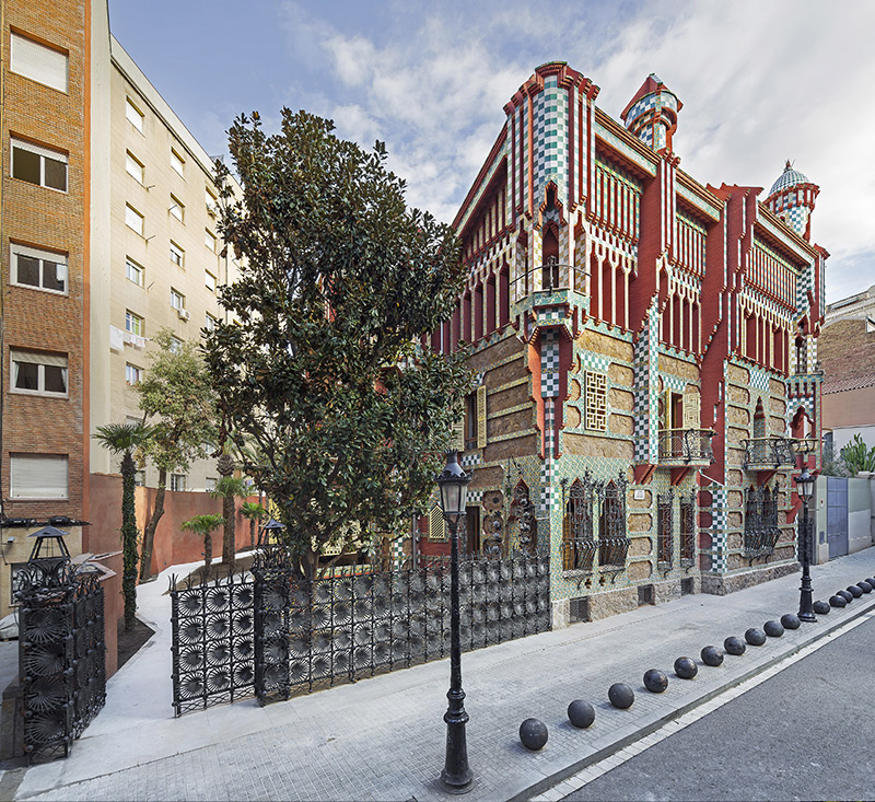 Imagen exterior y entorno de la Casa Vicens realizada por el arquitecto catalán Antonio Gaudí en Barcelona