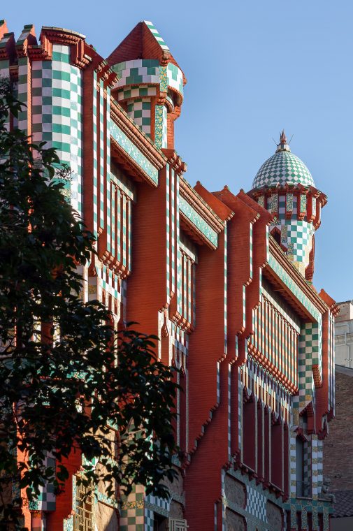 Visa del exterior de la Casa Vicens realizad por el arquitecto catalán Antonio Gaudí en Barcelona