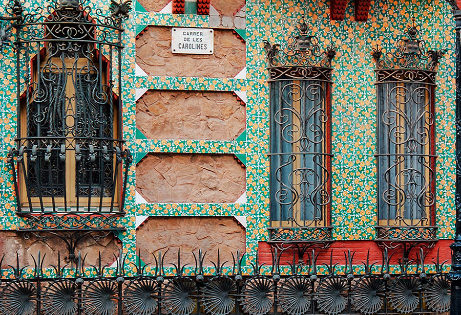 Detalle decorativo de ventanas de la Casa Vicens realizada por el arquitecto catalán Antonio Gaudí en Barcelona