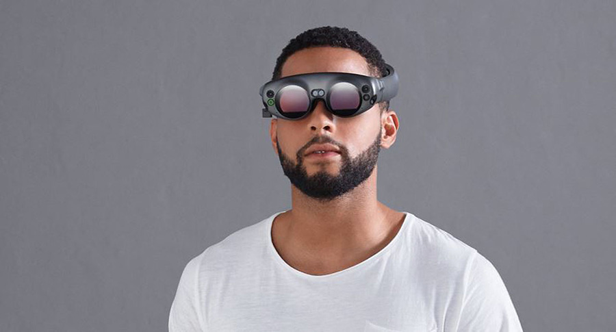 Una persona con las gafas de Magic Leap puestas.