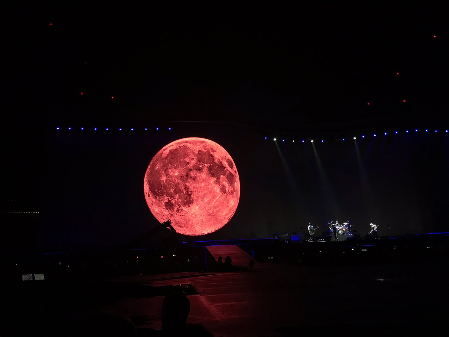 Escenario con la imagen de la luna en la pantalla de fondo.