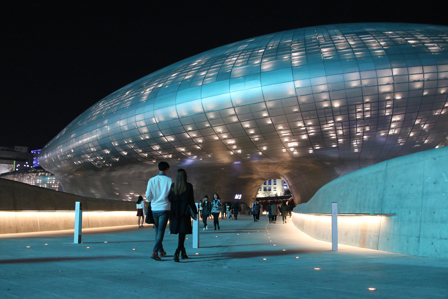 Vista a nivel del suelo de Dongdaemun Design Plaza en Seul, Corea del Sur