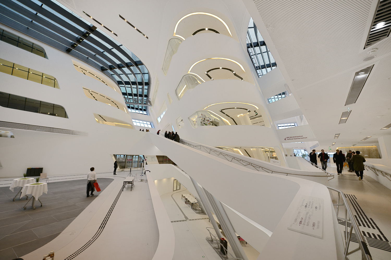 Interior de la biblioteca y Centro de Aprendizaje de la Universidad de Viena en Viena, Austria