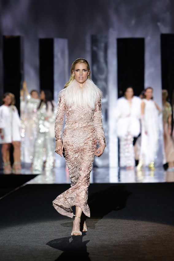 Judit Mascó en el desfile de Juan Duyos de la Mercedes Benz Fashion Week Madrid otoño-invierno 2017-2018 en el que cumplía 20 años en la pasarela.