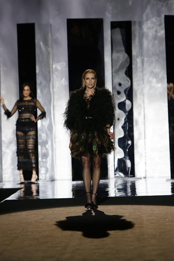 Judit Mascó con otro diseño de Juan Duyos en el desfile de la Mercedes Benz Fashion Week Madrid otoño-invierno 2017-2018 en el que cumplía 20 años en la pasarela.