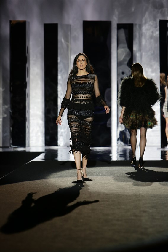 Helena Barquilla con otro diseño de Juan Duyos en el desfile de la Mercedes Benz Fashion Week Madrid otoño-invierno 2017-2018 en el que cumplía 20 años en la pasarela.