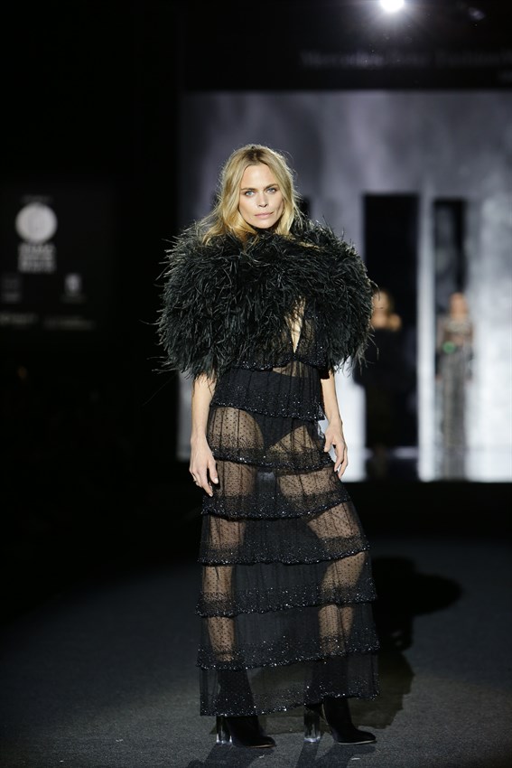 Verónica Blume con otro diseño de Juan Duyos en el desfile de la Mercedes Benz Fashion Week Madrid otoño-invierno 2017-2018 en el que cumplía 20 años en la pasarela.