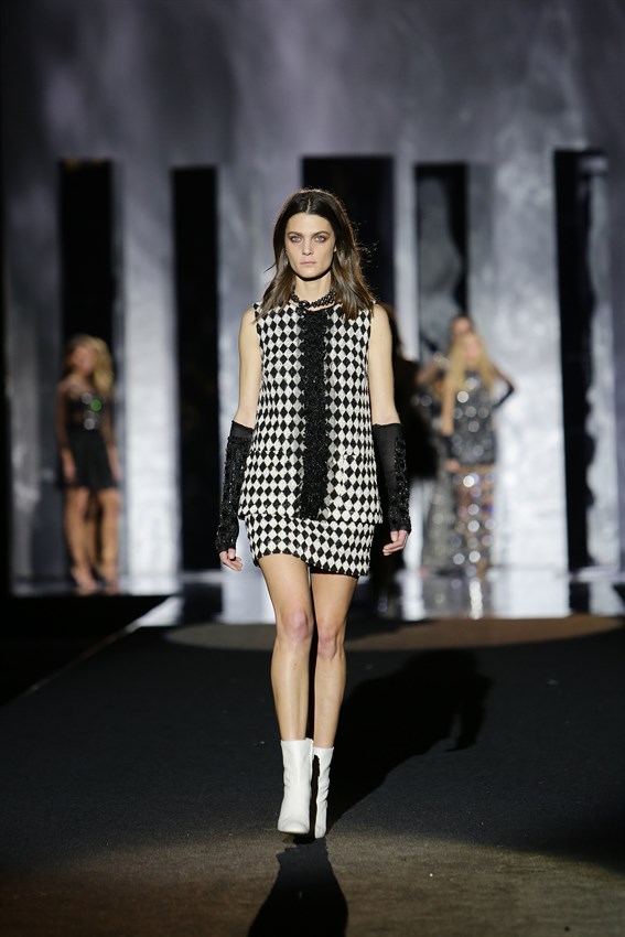 Marina Pérez con otro diseño de Juan Duyos en el desfile de la Mercedes Benz Fashion Week Madrid otoño-invierno 2017-2018 en el que cumplía 20 años en la pasarela.