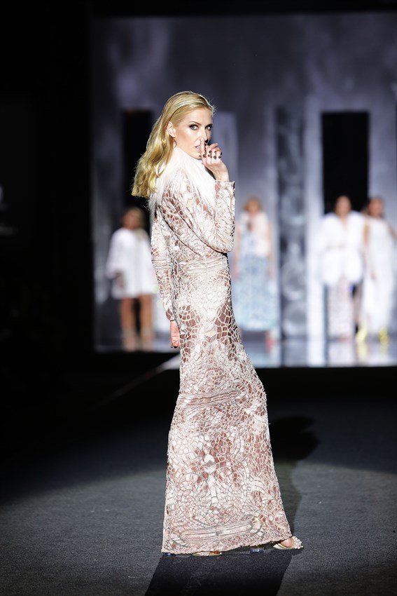 Otra imagen de Judit Mascó en el desfile de Juan Duyos de la Mercedes Benz Fashion Week Madrid otoño-invierno 2017-2018 en el que cumplía 20 años en la pasarela.