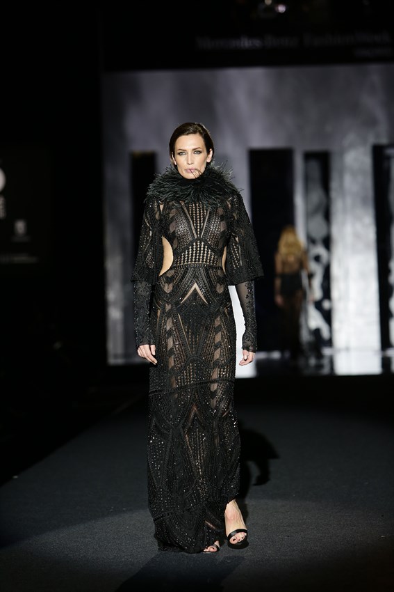 Nieves Álvarez con un diseño de Juan Duyos en el desfile de la Mercedes Benz Fashion Week Madrid otoño-invierno 2017-2018 en el que cumplía 20 años en la pasarela.