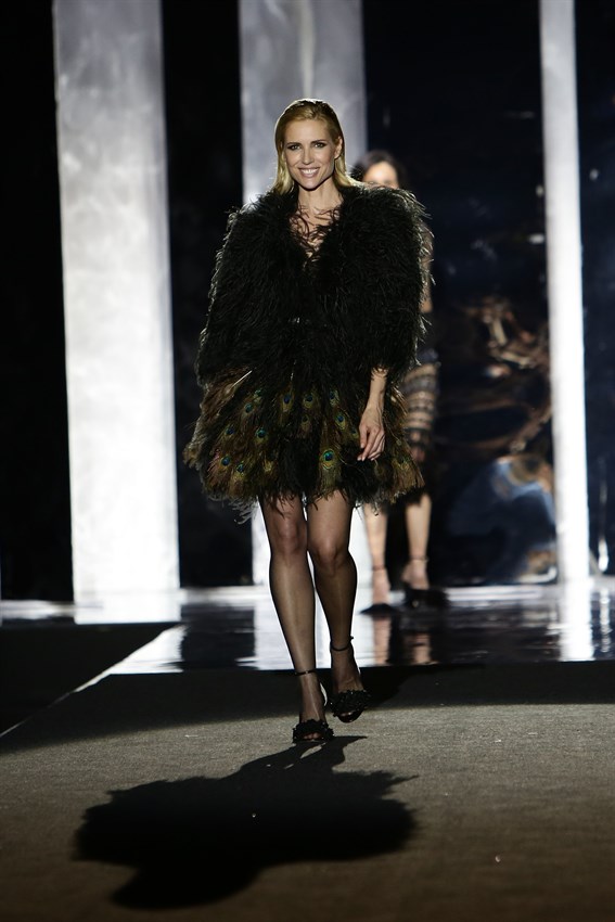 Judit Mascó con un diseño de Juan Duyos en el desfile de la Mercedes Benz Fashion Week Madrid otoño-invierno 2017-2018 en el que cumplía 20 años en la pasarela.