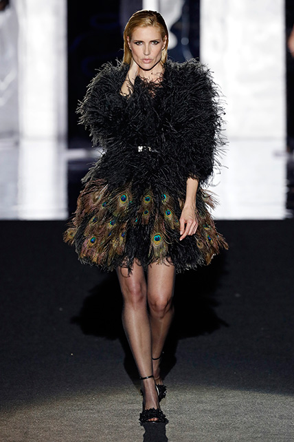 Judit Mascó en la pasarela con un diseño de Juan Duyos en el desfile de la Mercedes Benz Fashion Week Madrid otoño-invierno 2017-2018 en el que cumplía 20 años en la pasarela.