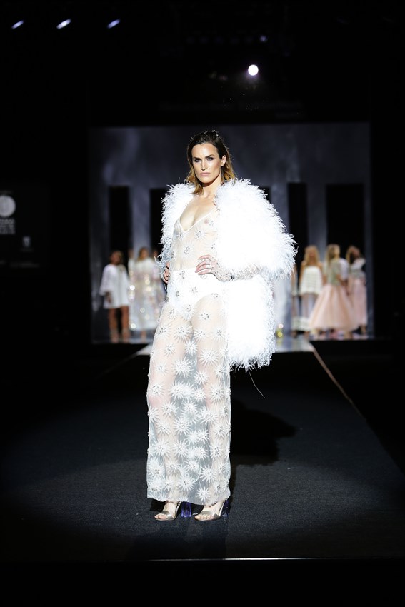 Madeleine Hjort en el desfile de Juan Duyos de la Mercedes Benz Fashion Week Madrid otoño-invierno 2017-2018 en el que cumplía 20 años en la pasarela.