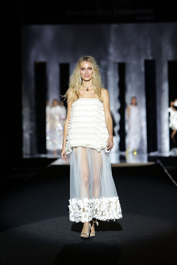 Vanesa Lorenzo en el desfile de Juan Duyos de la Mercedes Benz Fashion Week Madrid otoño-invierno 2017-2018 en el que cumplía 20 años en la pasarela.