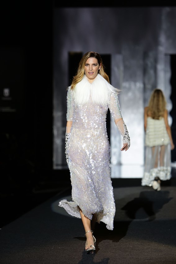 Laura Sánchez en el desfile de Juan Duyos de la Mercedes Benz Fashion Week Madrid otoño-invierno 2017-2018 en el que cumplía 20 años en la pasarela.