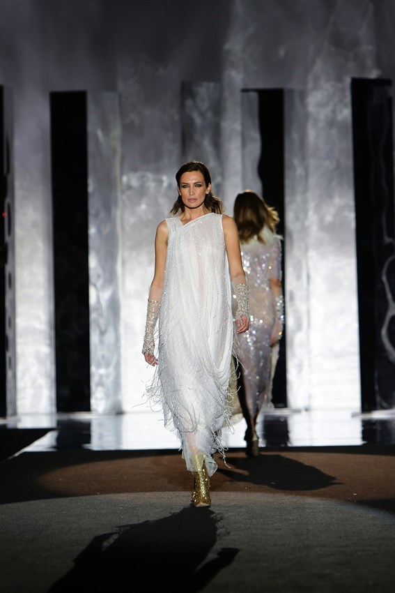 Nieves Álvarez en el desfile de Juan Duyos de la Mercedes Benz Fashion Week Madrid otoño-invierno 2017-2018 en el que cumplía 20 años en la pasarela.