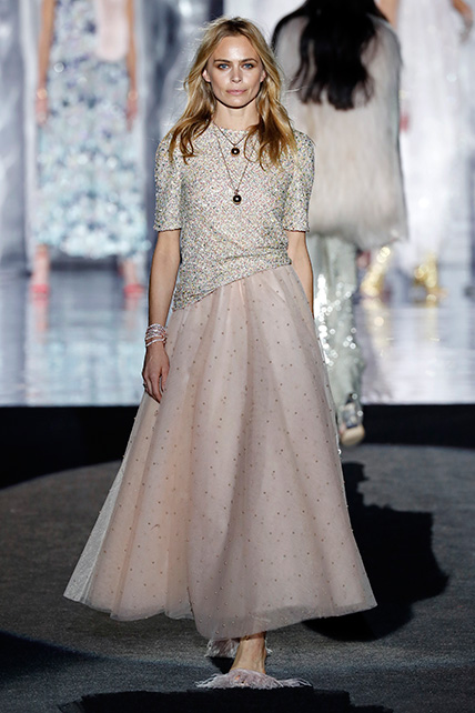 Verónica Blume en el desfile de Juan Duyos de la Mercedes Benz Fashion Week Madrid otoño-invierno 2017-2018 en el que cumplía 20 años en la pasarela.