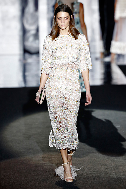 Marina Pérez en el desfile de Juan Duyos de la Mercedes Benz Fashion Week Madrid otoño-invierno 2017-2018 en el que cumplía 20 años en la pasarela.