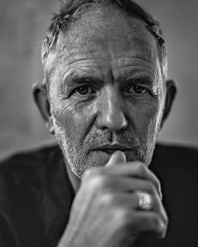 El retratador retratado, fotografía de Anton Corbijn tomada por el fotógrafo italiano Paolo Roversi para la revista L'Uomo-Vogue