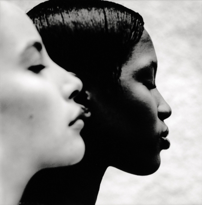 Retrato de las modelos Christy Turlington y Naomi Campbell realizado por Anton Corbijn en Dublin en el año 1993