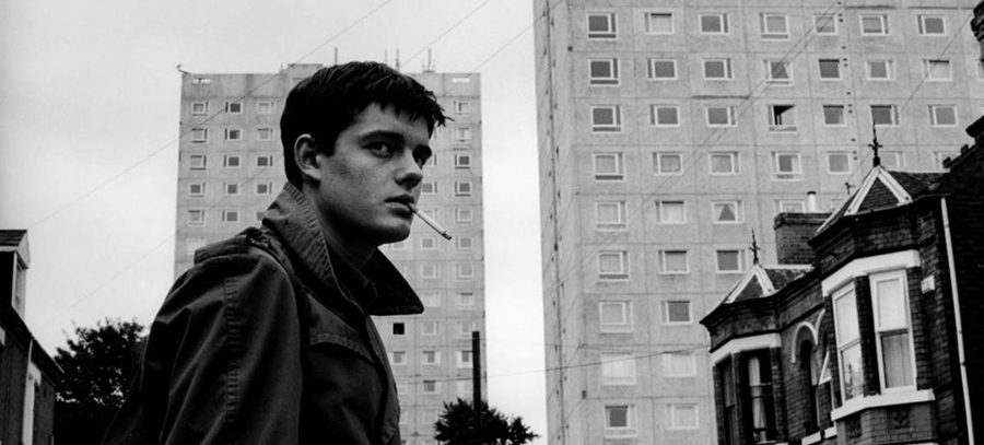 Imagen de la película Control de Anton Corbijn con Sam Riley haciendo de Ian Curtis