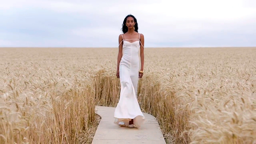 Desfile Jacquemus marca de moda francesa coleccion L'Amour, detalle modelo