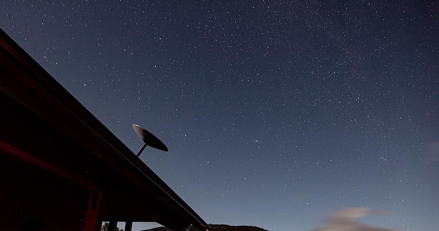 Antena Starlink orientada al cielo para conexion internet por satélite