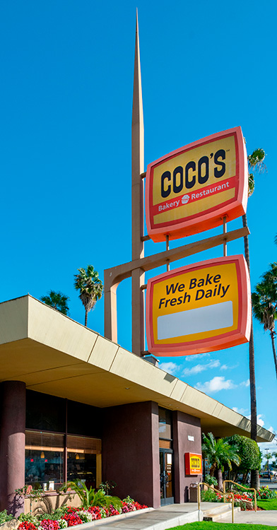 Cafetería ejemplo de arquitectura Googie con una aguja muy pronunciada