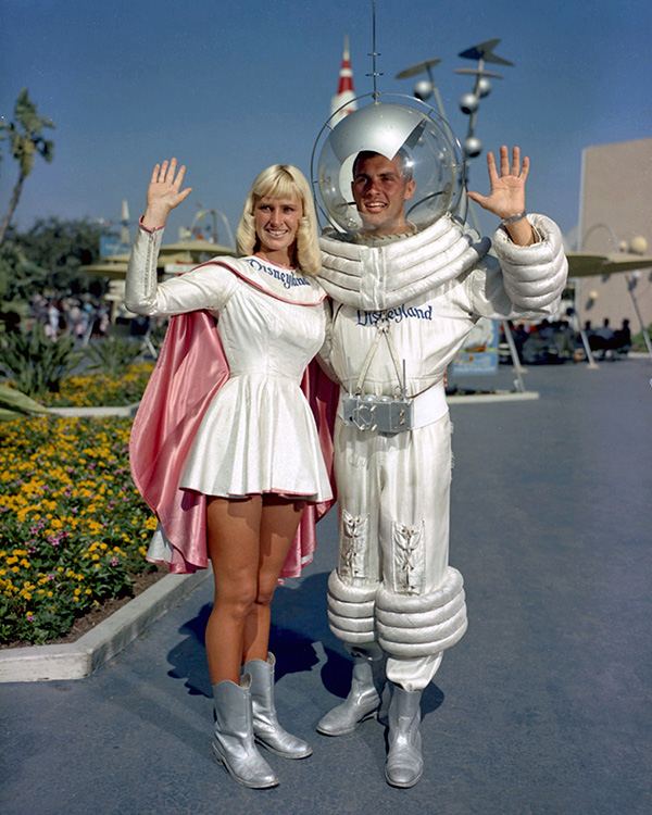 Astronautas con clara influencia Googie en el parque de atracciones Tomorrowland de Disney