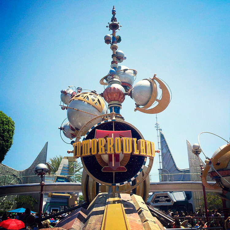 Logo de Tomorrowland de estilo Googie en el parque de atracciones de Disney