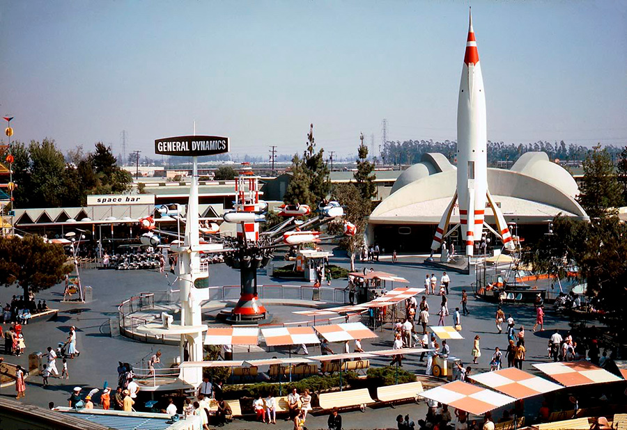 La zona del parque de atracciones de Disney Tomorrowland está influenciada por el estilo de diseño Googie