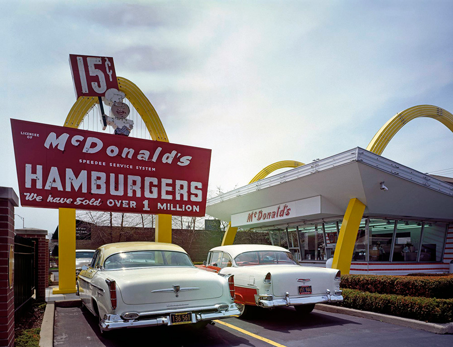 Uno de los primeros restaurantes McDonalds abierto en Chicago Illinois en 1955, ejemplo de arquitectura Googie