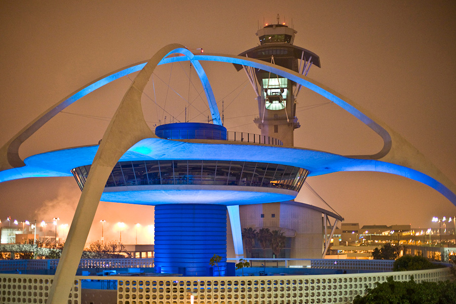 El edificio Theme building de estilo Googie situado en el aeropuerto internacional de Los Angeles LAX