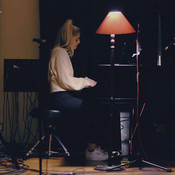 Hanna Reid de London Grammar tocando el piano