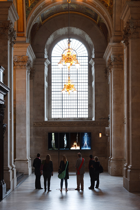 Instalación llevada a cabo por Bill Viola en 2014 en St Paul's Cathedral llamada Martyrs (Earth, Air, Fire, Water)