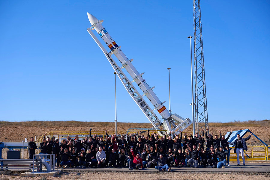 El equipo de la empresa española PLD Space, delante del cohete de lanzamiento de satélites Miura 1