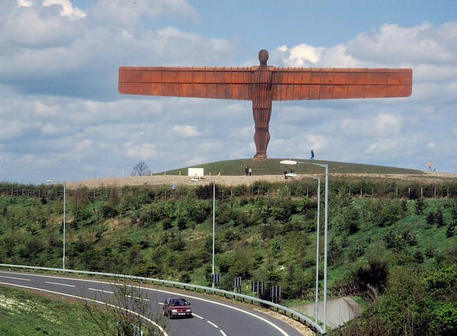 Angel of the North, escultura gigante del escultor inglés Antony Gormley, vista 3