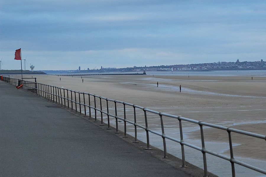 Another Place, instalación artística de Antony Gormley en la playa de Crosby Beach cerca de Liverpool, vista 12