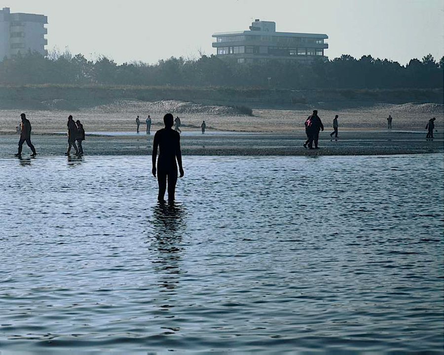 Another Place, instalación artística de Antony Gormley en la playa de Crosby Beach cerca de Liverpool, vista 2