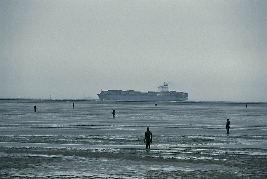 Another Place, instalación artística de Antony Gormley en la playa de Crosby Beach cerca de Liverpool, vista 3