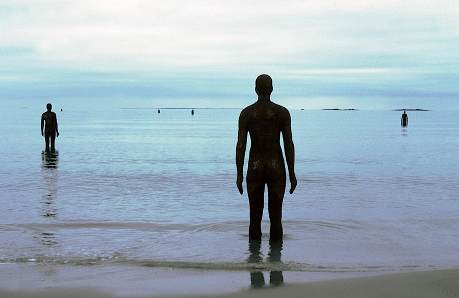 Another Place, instalación artística de Antony Gormley en la playa de Crosby Beach cerca de Liverpool, vista 5