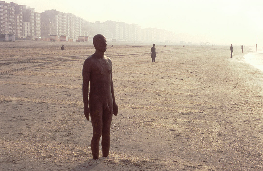 Another Place, instalación artística de Antony Gormley en la playa de Crosby Beach cerca de Liverpool, vista 6