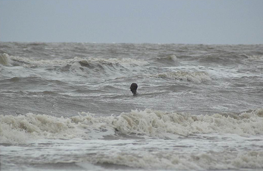 Another Place, instalación artística de Antony Gormley en la playa de Crosby Beach cerca de Liverpool, vista 7